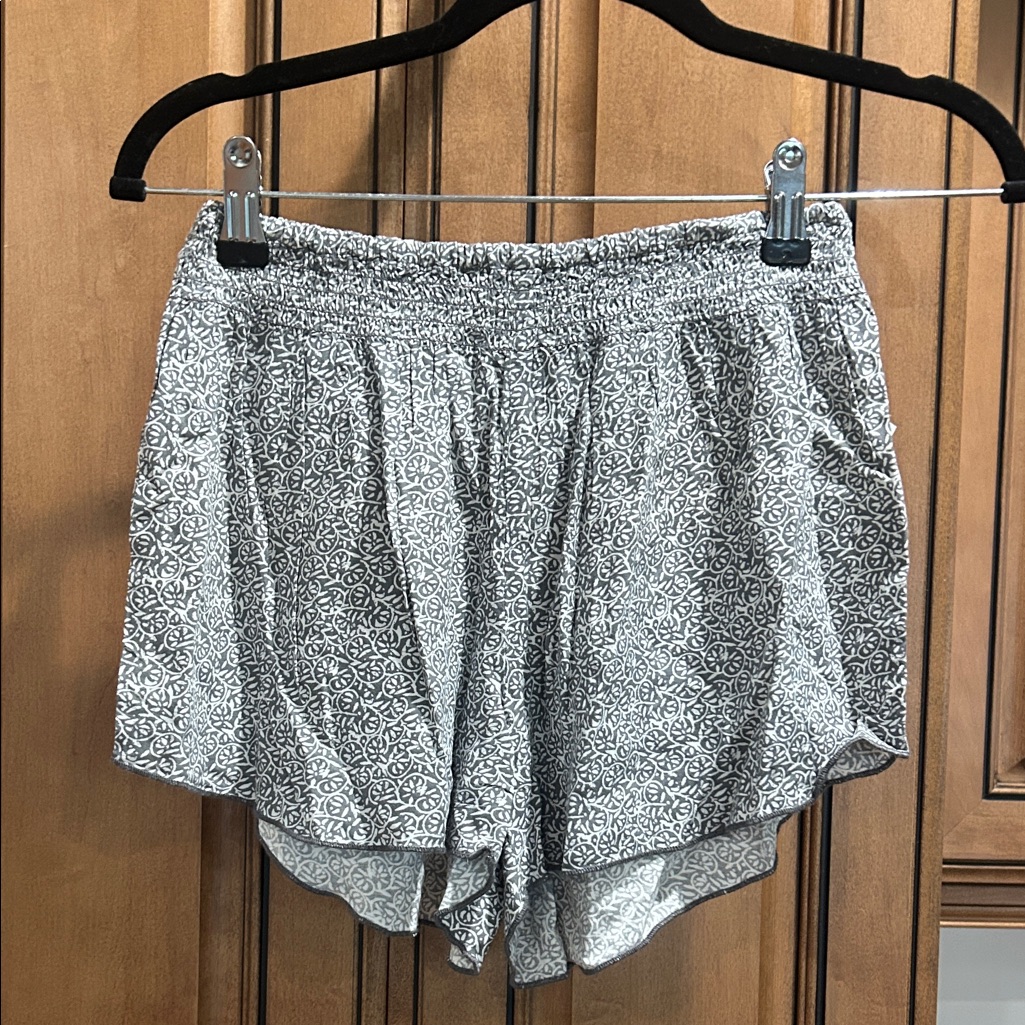 Hollister Women's Black And White Patterned Athletic Shorts